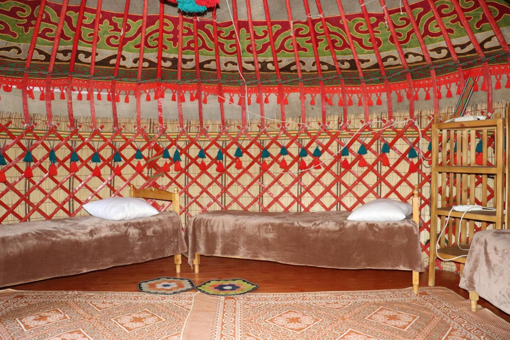 Happy Nomads Yurts & Hostel คาราโคล ภายนอก รูปภาพ