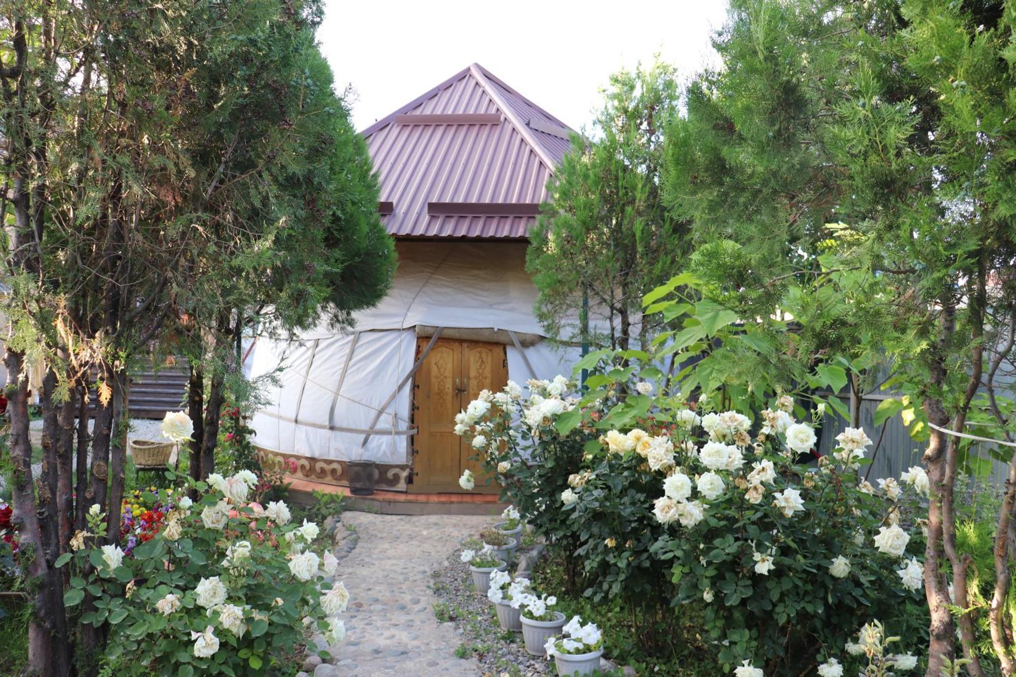 Happy Nomads Yurts & Hostel คาราโคล ภายนอก รูปภาพ
