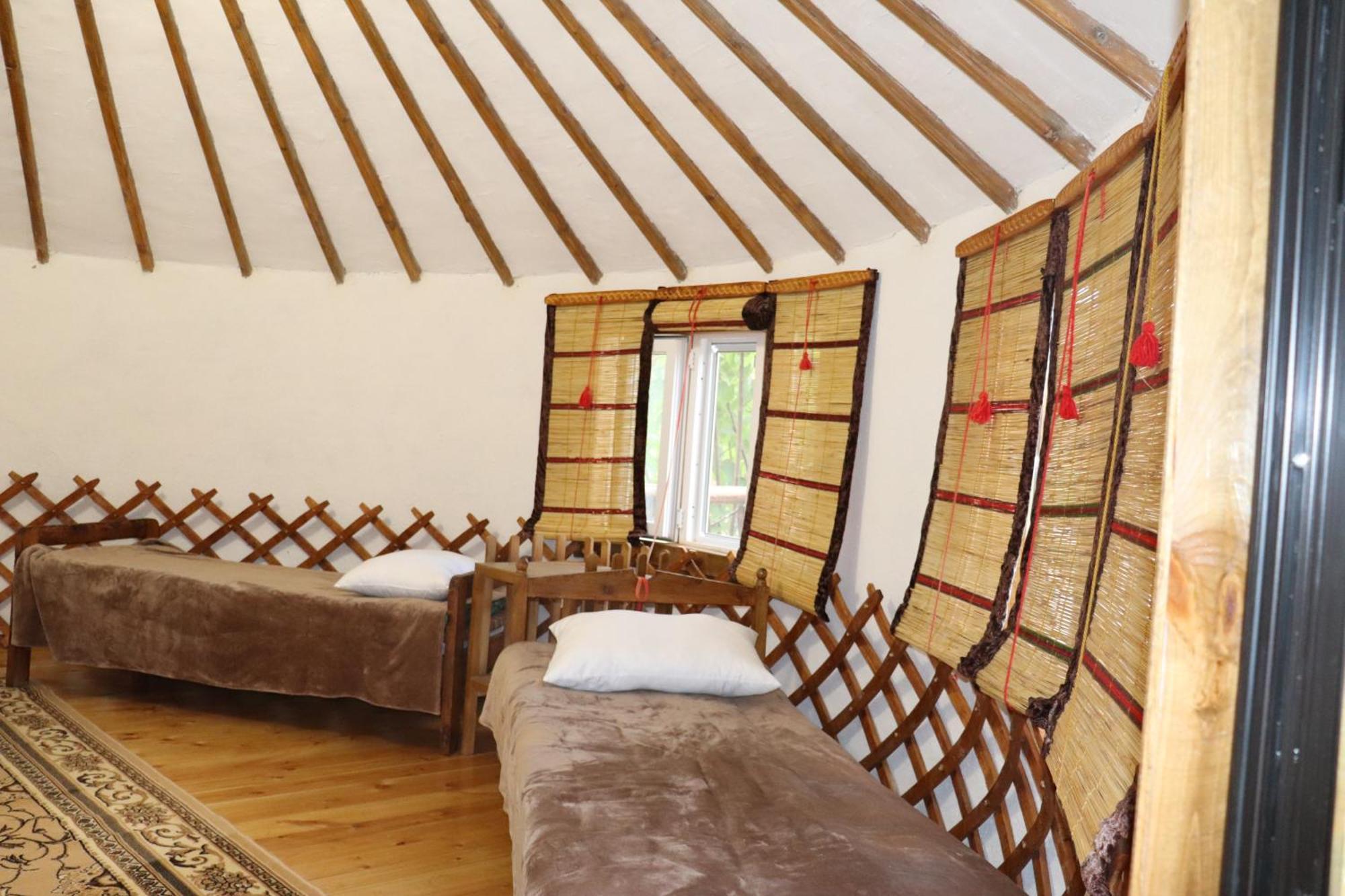 Happy Nomads Yurts & Hostel คาราโคล ภายนอก รูปภาพ