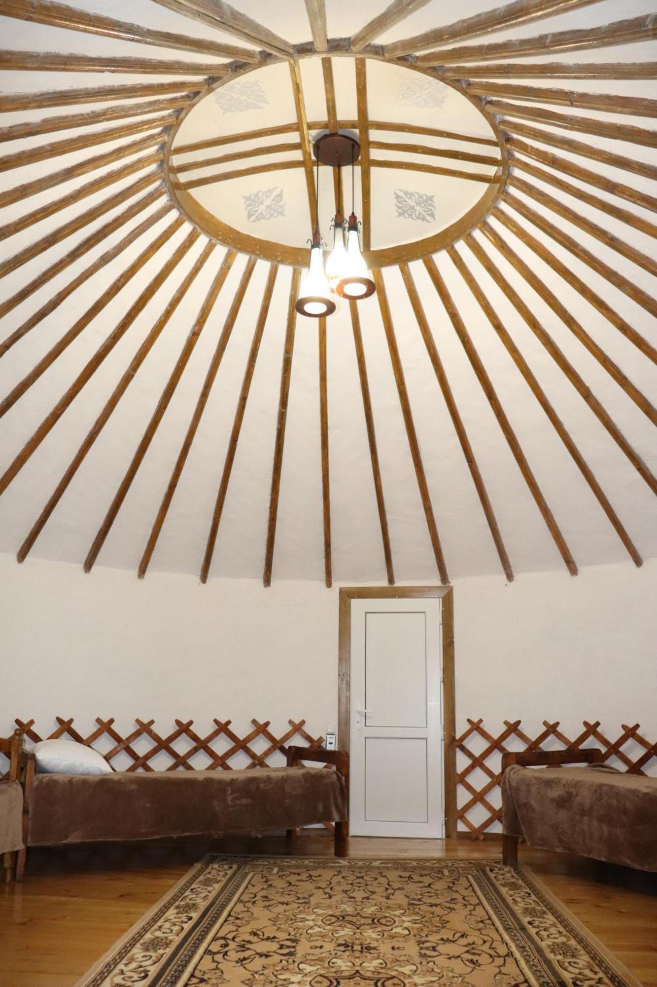 Happy Nomads Yurts & Hostel คาราโคล ภายนอก รูปภาพ