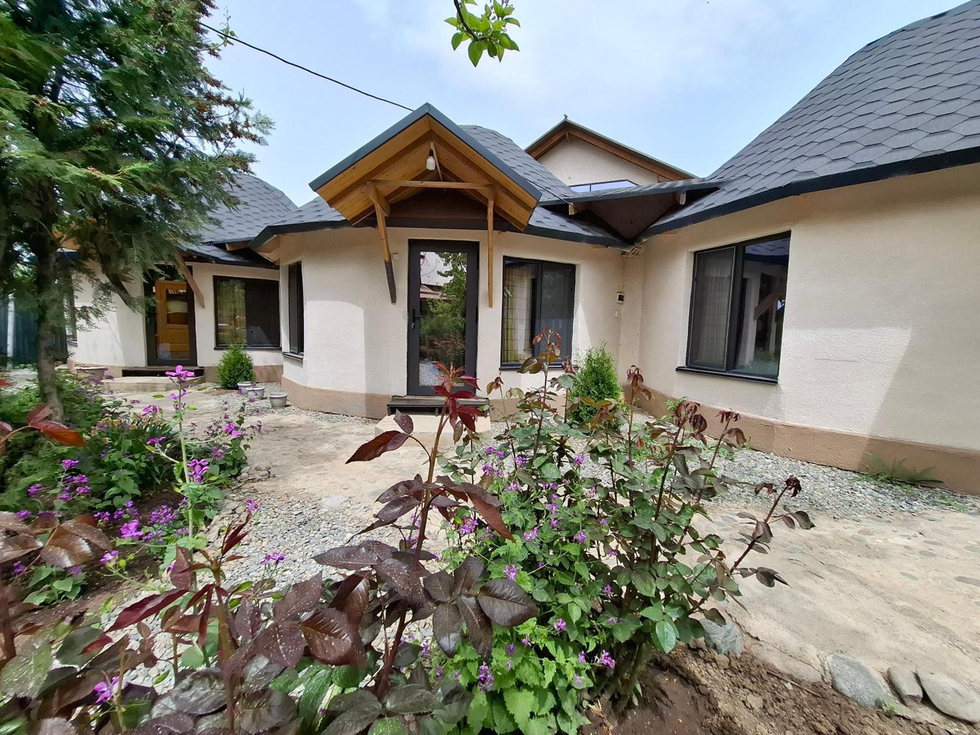 Happy Nomads Yurts & Hostel คาราโคล ภายนอก รูปภาพ