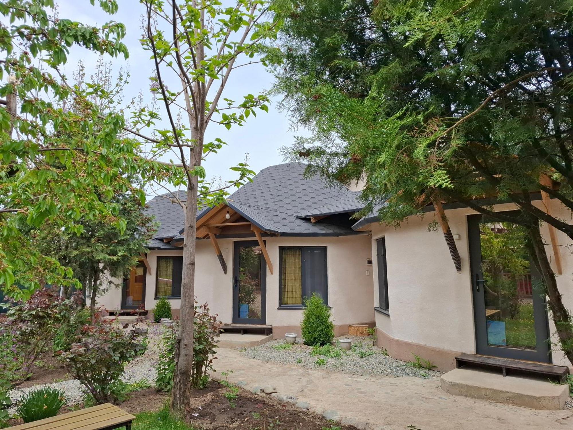 Happy Nomads Yurts & Hostel คาราโคล ภายนอก รูปภาพ