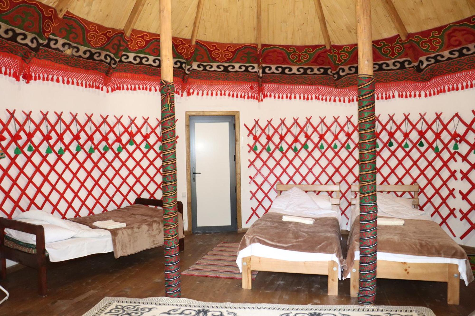 Happy Nomads Yurts & Hostel คาราโคล ภายนอก รูปภาพ