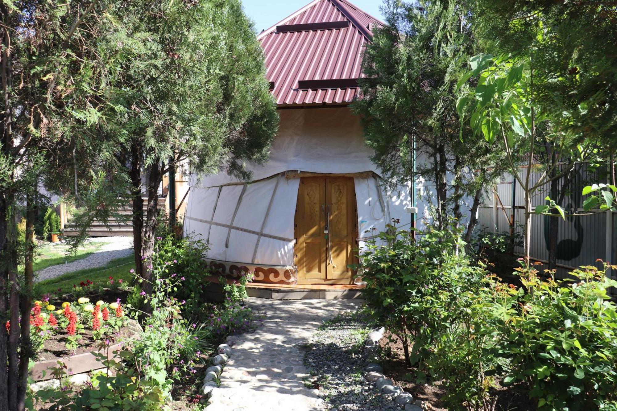 Happy Nomads Yurts & Hostel คาราโคล ภายนอก รูปภาพ